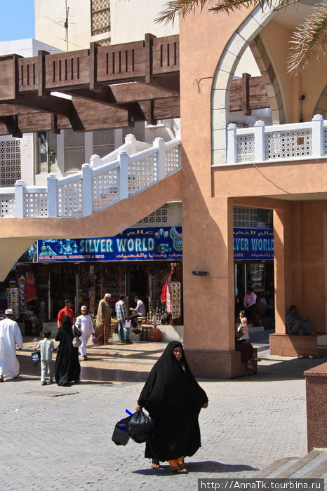 Женщины Омана, конечно же, как и все мусульманки ходят с покрытой головой (лихаф – головной платок) и также как эмиратки одеты в свободного покроя дишдаши. Жительницы провинций часто одевают яркие, пестрые платки и платья и реже закрывают лицо полностью Оман