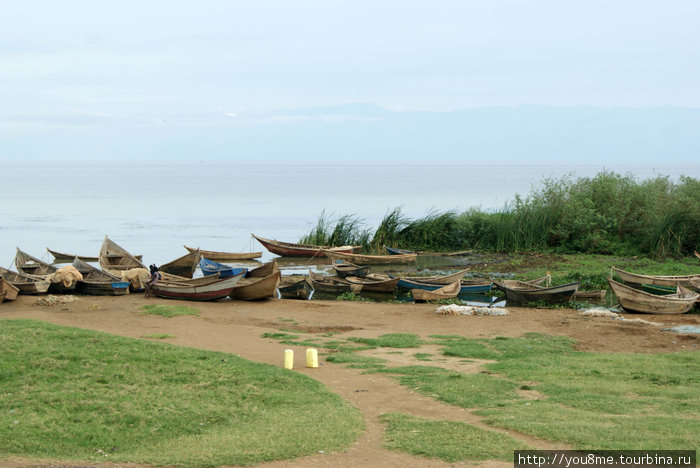 лодки на берегу Озеро Альберт, Уганда
