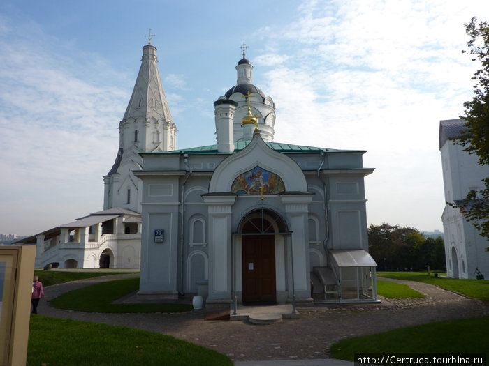 Церковь Георгия Победоносца, за ней возвышается Храм Вознесения Москва, Россия