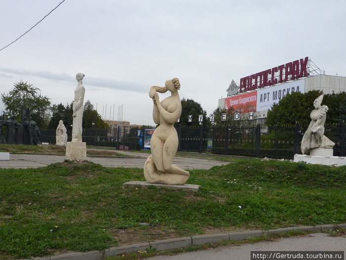 Эти скульптуры также с внешней стороны парка. Москва, Россия