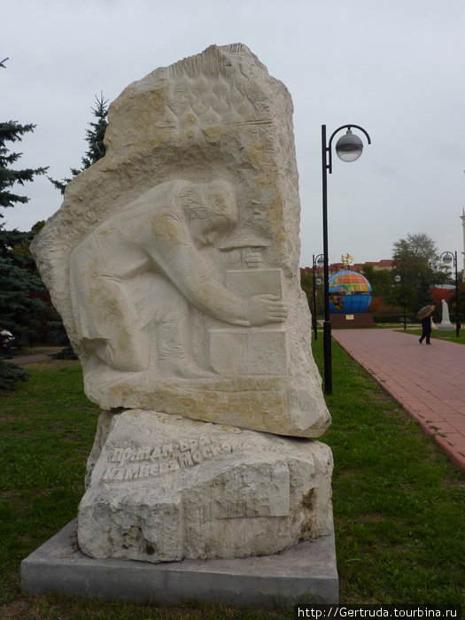 Одна из первых скульптур в парке,ближе к входу, на мой взгляд, она посвящена строителям Москвы. Как всегда в наших парках и музеях не хвататет информации. Москва, Россия