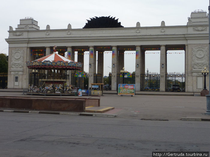 Напротив Парка скульптур величественный вход в Парк культуры им. Горького. Москва, Россия