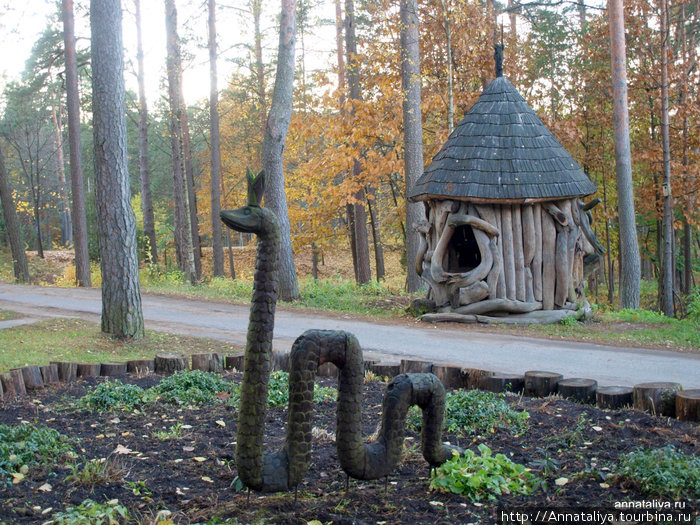 Деревянные скульптуры рядом с музеем Лесное эхо Друскининкай, Литва