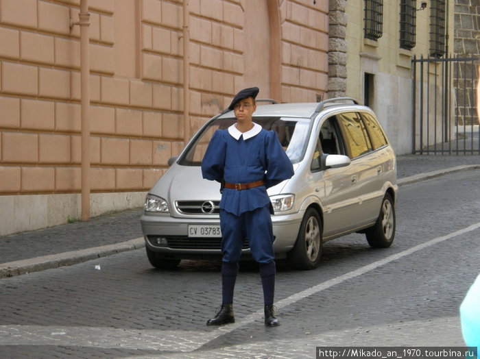 Швейцарский гвардеей на посту Рим, Италия