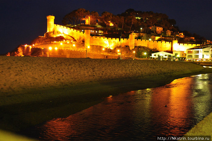 Крепость 12 века и старый город Vila Vella. Тосса-де-Мар, Испания