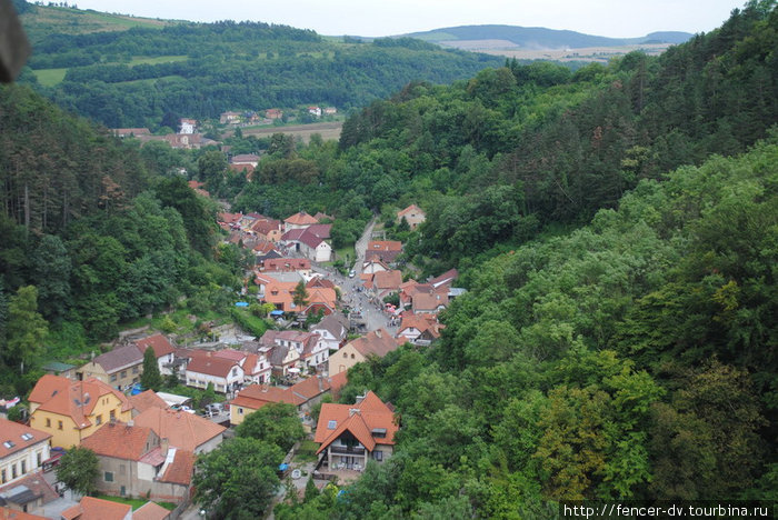 Путь в замок: дорога через извилистую деревню Карлштейн, Чехия