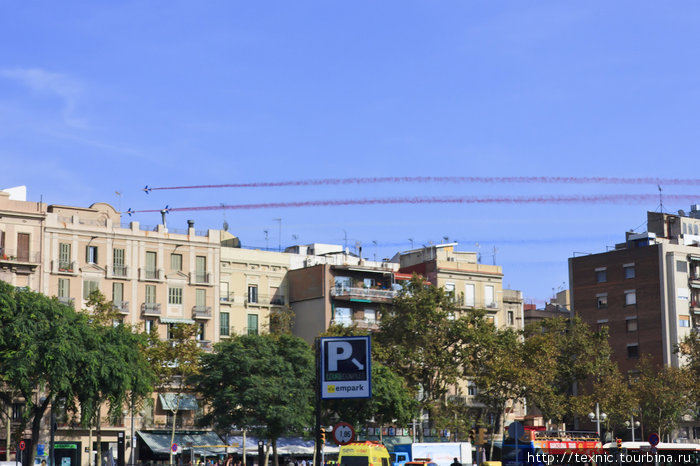 Я спустился вниз в город, начинали летать самолёты из «Патруль де Франс» Барселона, Испания