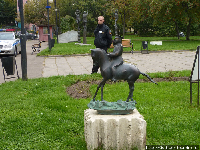 Эта конная статуя очень маленькая и нет подписи — кому она изваяна? Может это маршал Жуков? Москва, Россия