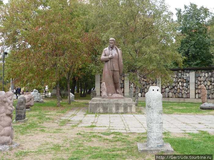 Памятник И.Сталину работы скульптора С.Д. Меркурова, вокруг его жертвы... Москва, Россия