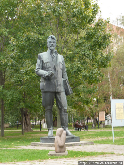 Памятник Я.М. Свердлову скульптора Амбарцумяна. Москва, Россия