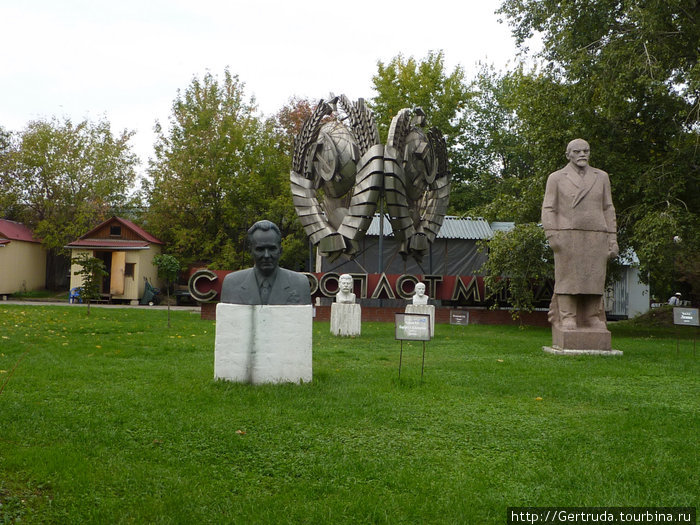 Бронзовый бюст А.Н.Косыгина, за ним бюсты Сталина и Ленина, и Ленин в полный рост. Ленина здесь больше всего... Москва, Россия