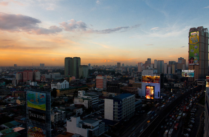 Закат над EDSA Мандалуйонг, Филиппины
