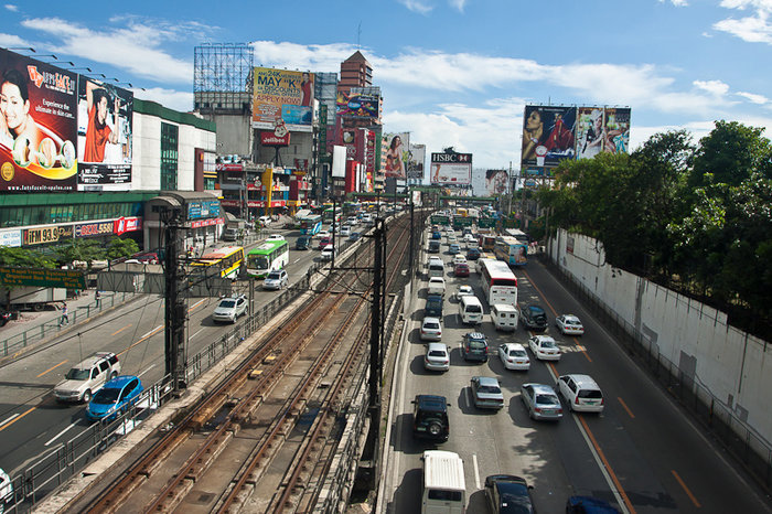 EDSA — тянется через весь город Мандалуйонг, Филиппины
