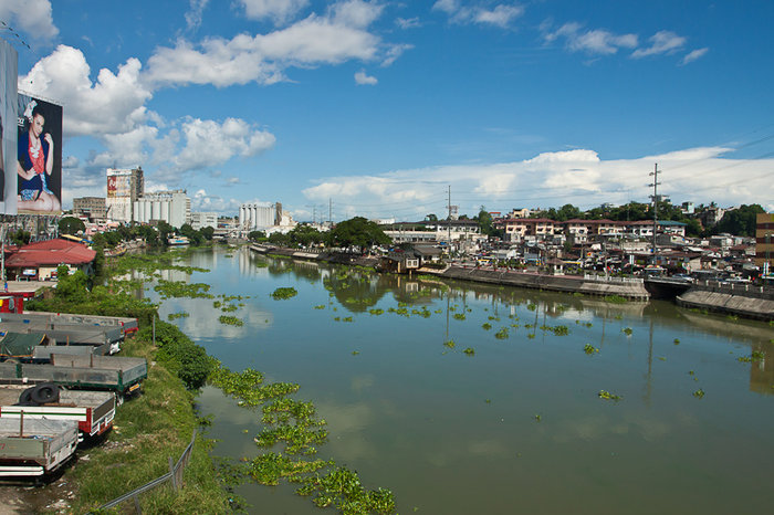 Пассиг — по нему постоянно плывет какая то зелень Мандалуйонг, Филиппины