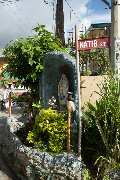 Филиппинцы — католики, тут много небольших алтарей Деве Марии Мандалуйонг, Филиппины