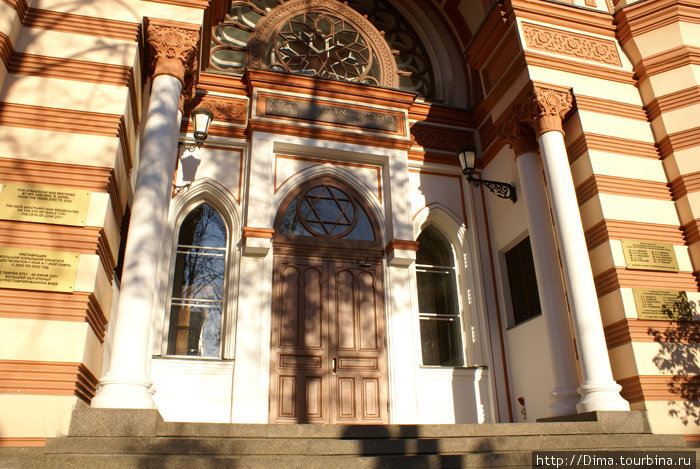 На табличках по бокам от входа написаны имена реставраторов. Санкт-Петербург, Россия