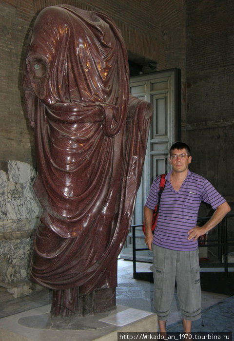 Я, рядом с порфировой скульптурой, возможно императора Рим, Италия