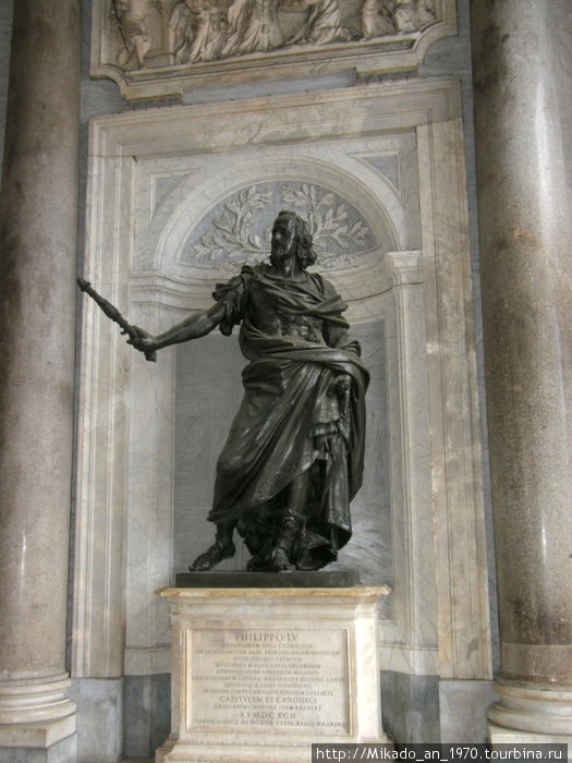 Перед входом в Санта Мария Маджоре, памятник Филиппу четвертому Рим, Италия