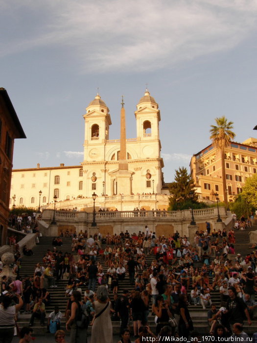 Испанская лестница — очень много людей Рим, Италия