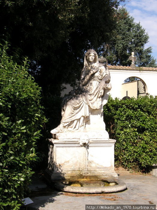 Женская античная скульптура в саду Ватикана Рим, Италия