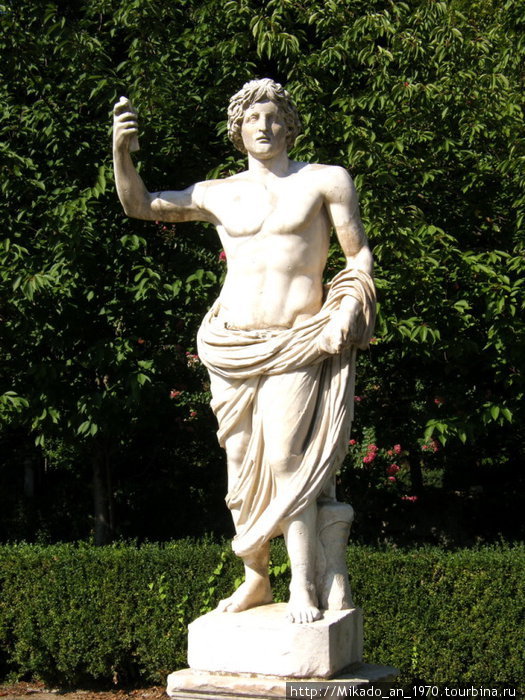 Мужская античная скульптура в саду Ватикана Рим, Италия