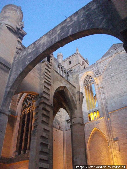 Арки собора. Нарбонна, Франция