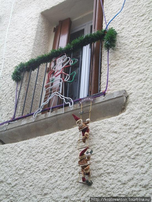 Сериньян. Рождественское украшение домов. Нарбонна, Франция