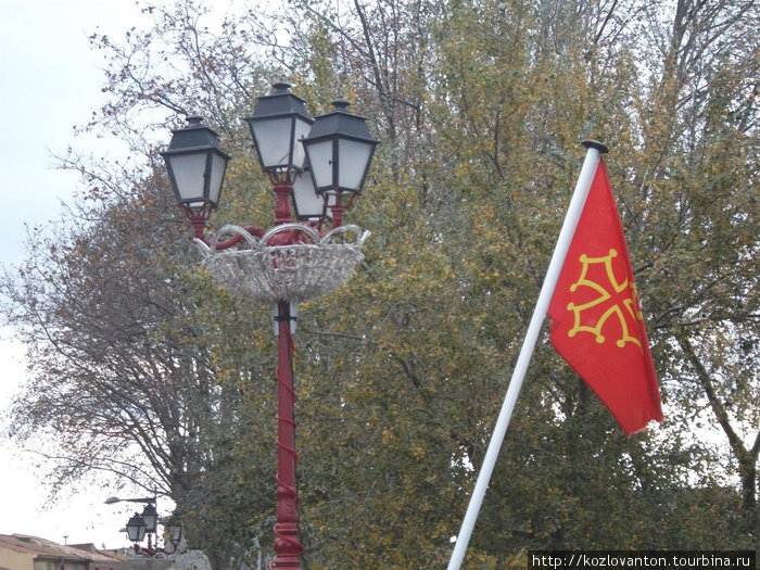 Флаг Аквитании на мосту через р. Орб. Нарбонна, Франция