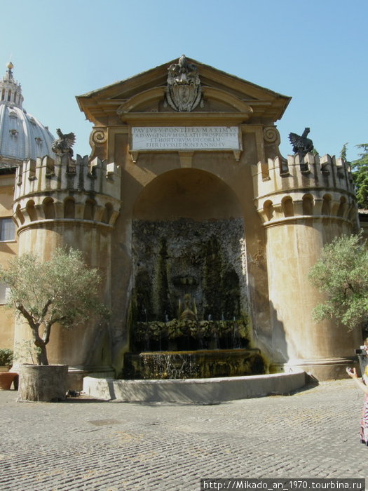 Небольшой фонтан с двумя башнями и грифонами Рим, Италия