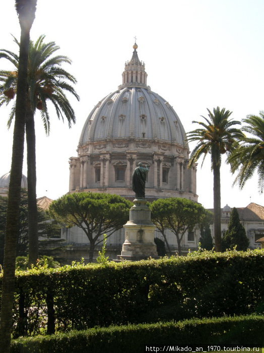 Купол Собора Святого Петра за статуей Рим, Италия
