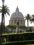 Купол Собора Святого Петра за статуей