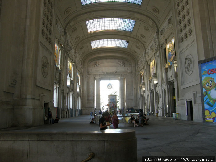 Перед центральным входом на железнодорожный вокзал в Милане Бергамо, Италия