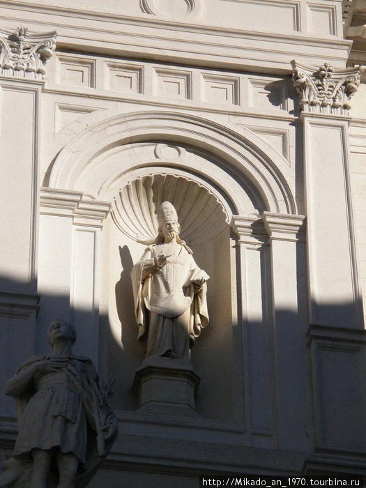 Скульптура церковного деятеля Бергамо, Италия