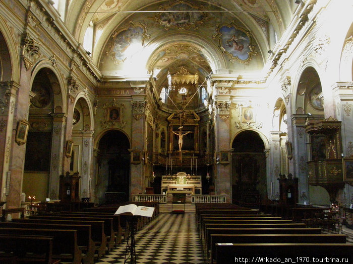 Под сводами церкви слышны католические песнопения Бергамо, Италия