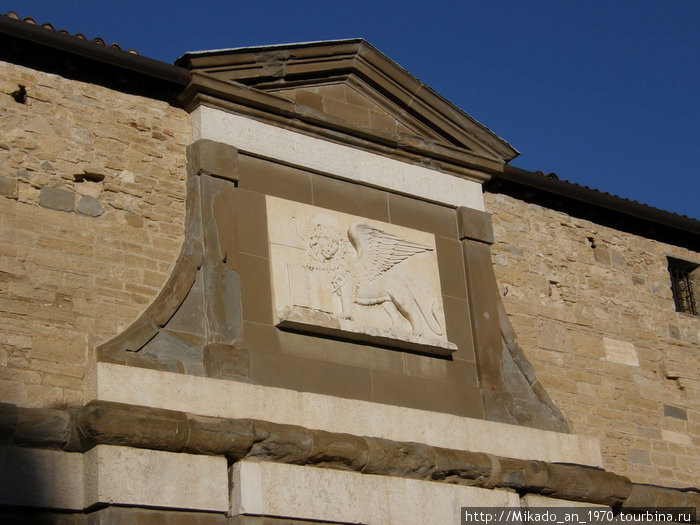 Каменный крылатый лев, в барельефе Бергамо, Италия
