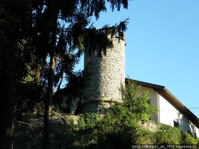 Башня возле дома Бергамо, Италия