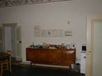 Столик в коридоре в ББ в Бергамо с перекусоном