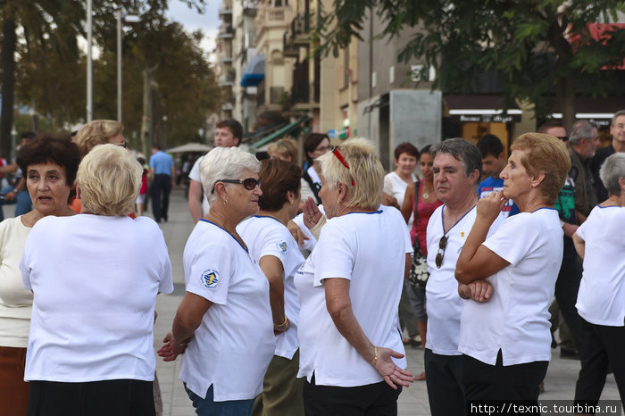 Видимо, женщины-затейницы из какой-то организации Барселона, Испания