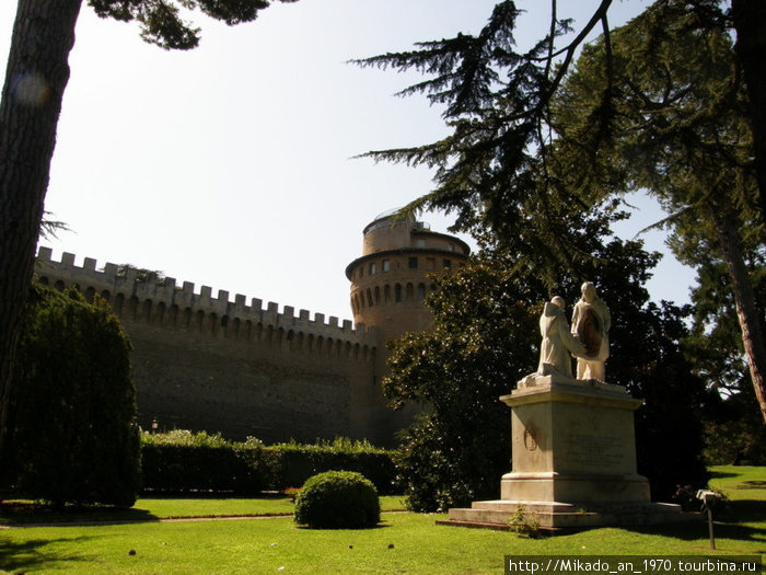 Мощные стены и христианские скульптуры Рим, Италия