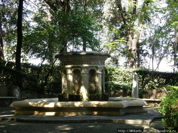 Еще один фонтан у выхода Рим, Италия