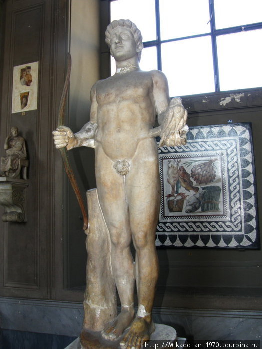 Античная статуя в античном зале музея Ватикана Рим, Италия