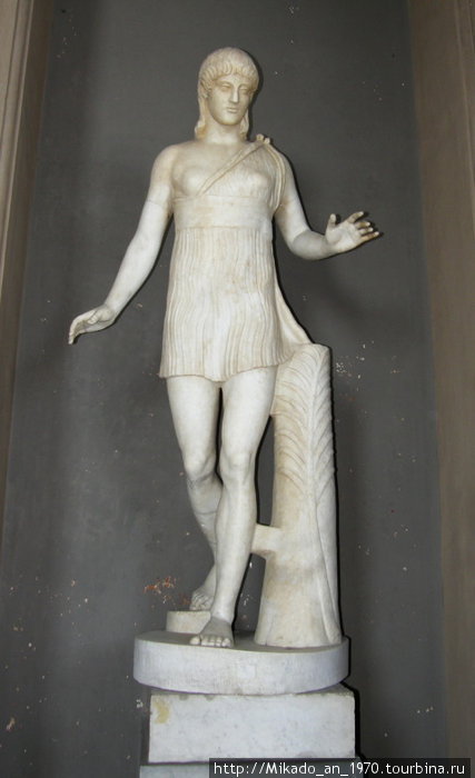 Античная статуя девушки Рим, Италия