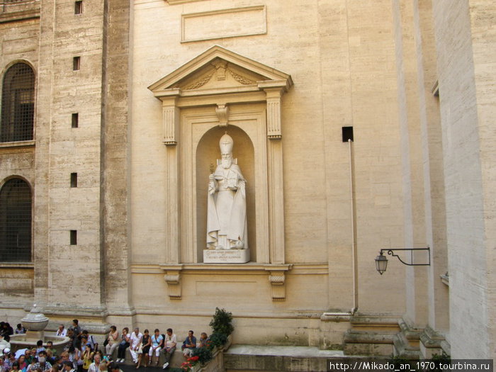 Каменный папа взирает на очередь туристов Рим, Италия