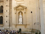 Каменный папа взирает на очередь туристов