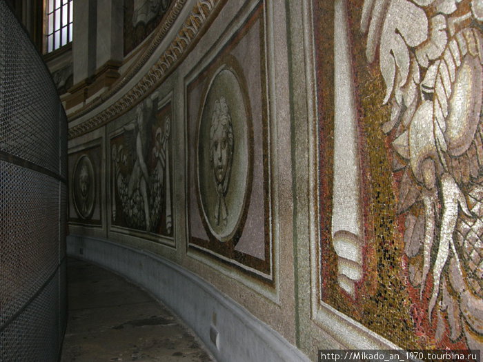 Вверху внутренней части собора Святого Петра Рим, Италия