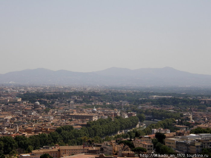 Рим и горы вдали на горизонте Рим, Италия