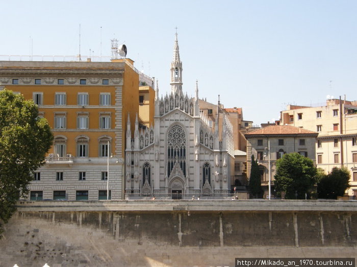 Небольшая церковь втиснутая между других построек, или наоборот Рим, Италия