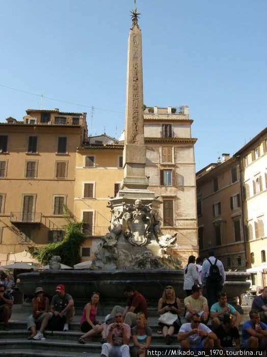Один из обелисков возле Пантеона Рим, Италия