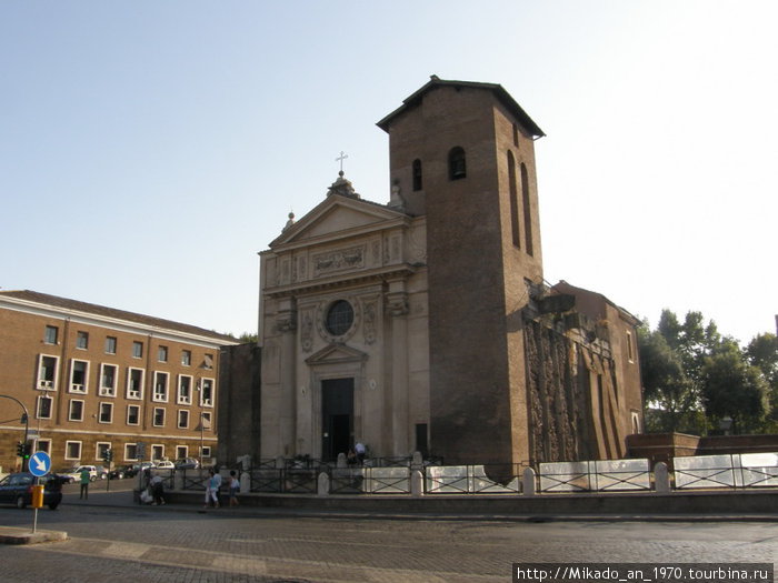 Одна из многочисленных церквей Рим, Италия