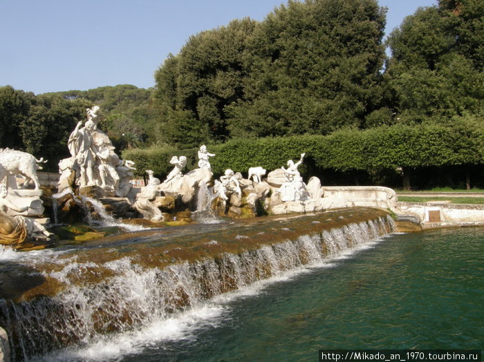 Скульптурный водопадик ниже по течению Неаполь, Италия